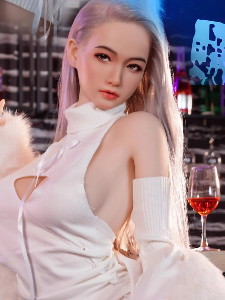 金山 163公分 AI陪伴型智慧人形，穿著白色連身裙，酒吧場景中的性感姿勢。